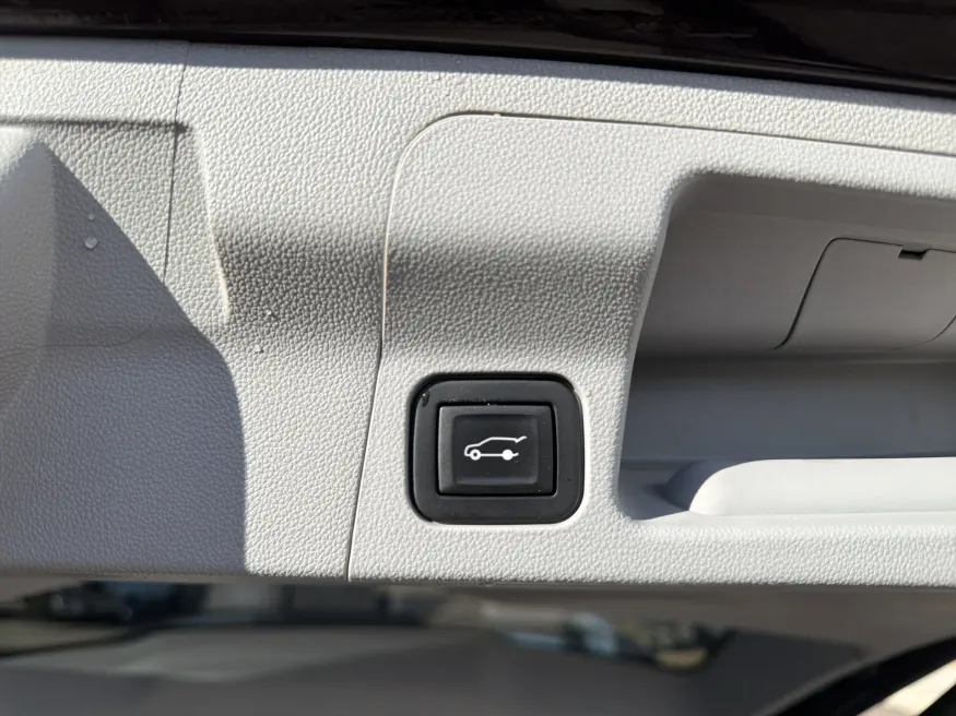 2021 GMC Acadia SLT | Photo 9 of 24