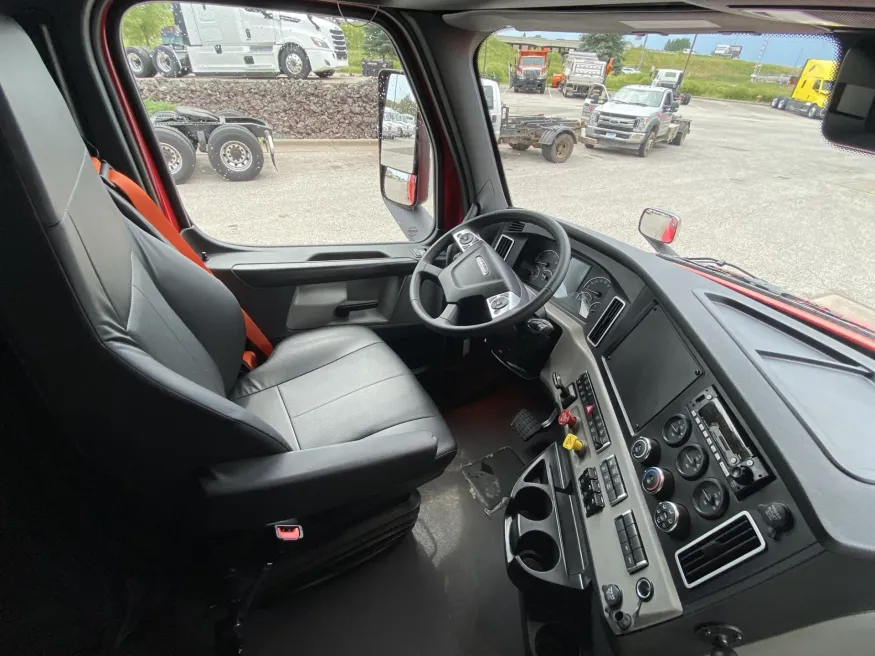 2025 Freightliner Cascadia | Photo 10 of 18