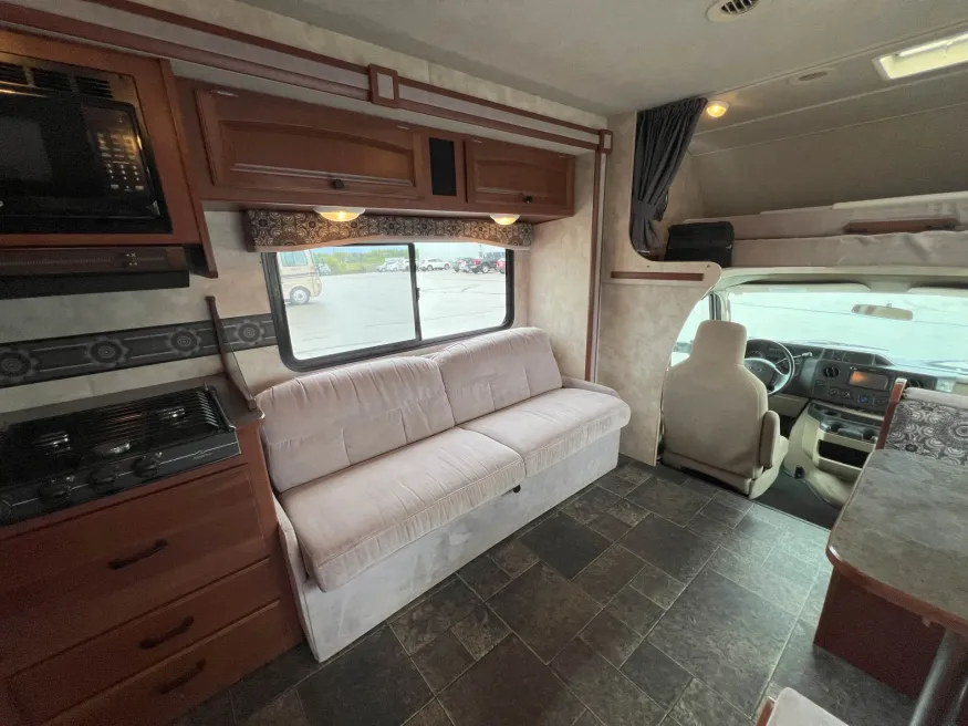 2014 Winnebago Access 31J | Photo 16 of 38