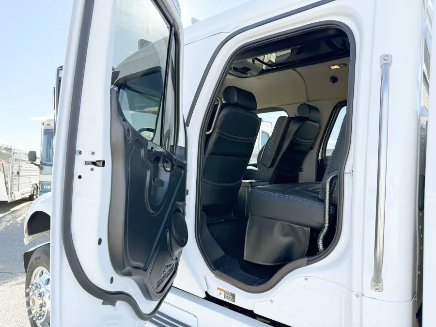 2023 Freightliner M2 106 Summit Hauler | Photo 9 of 22