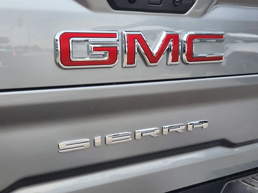 2025 GMC Sierra 2500HD AT4 | Photo 13 of 31