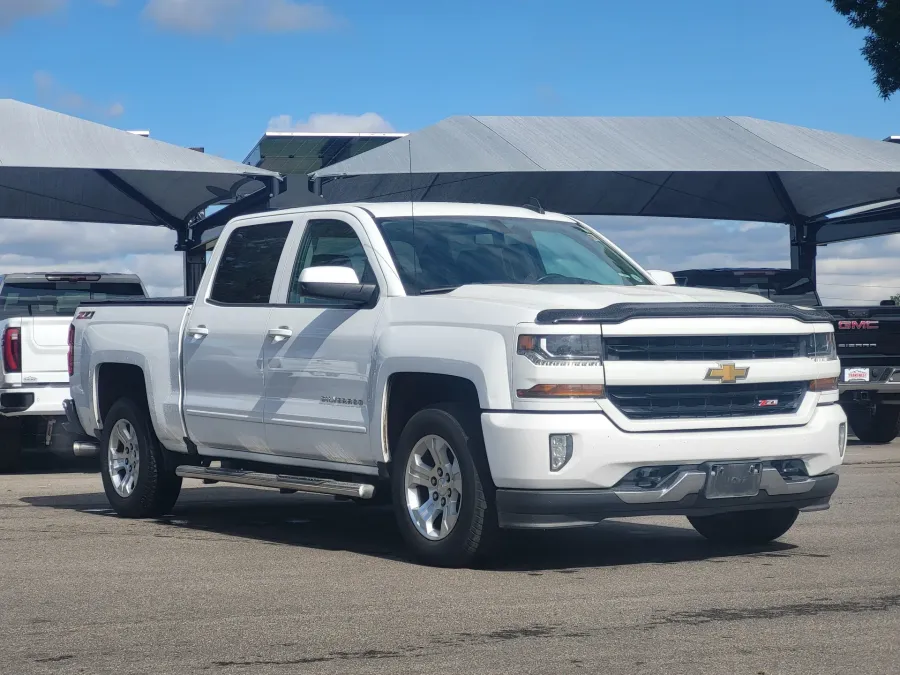 2017 Chevrolet Silverado 1500 LT | Photo 2 of 23
