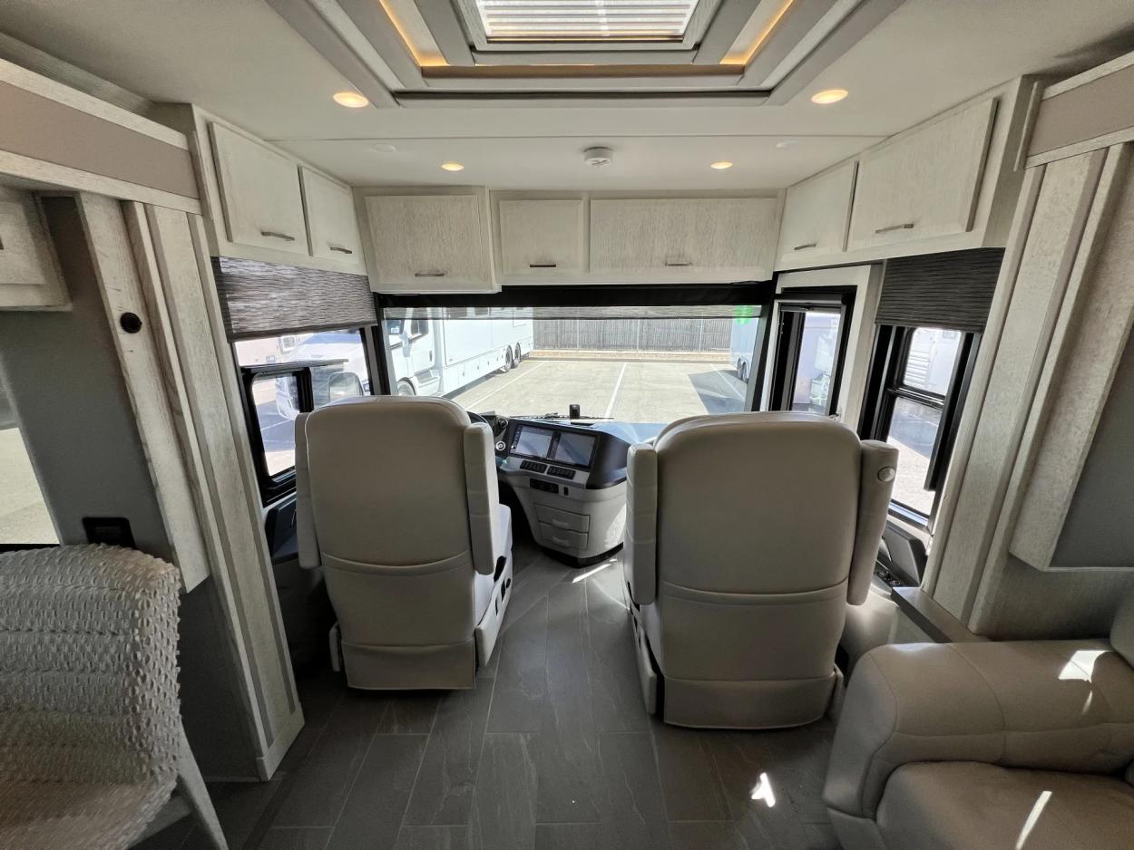 2022 Newmar New Aire 3545 | Photo 6 of 31
