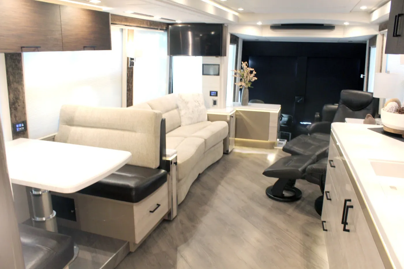 2023 Emerald Prevost H3-45 Triple Slide | Photo 4 of 22