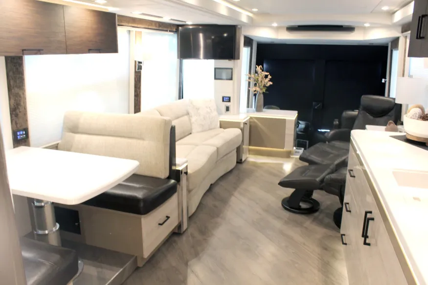 2023 Emerald Prevost H3-45 Triple Slide | Photo 4 of 22