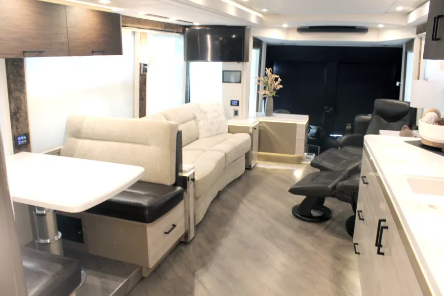 2023 Emerald Prevost H3-45 Triple Slide | Photo 4 of 22