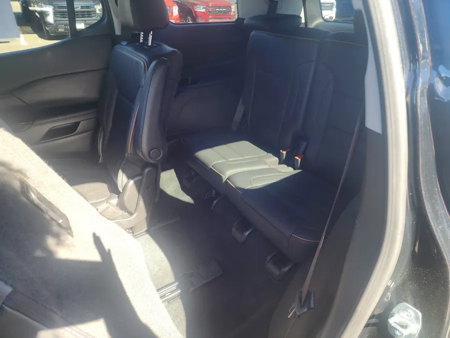 2023 GMC Acadia AT4 | Photo 11 of 29