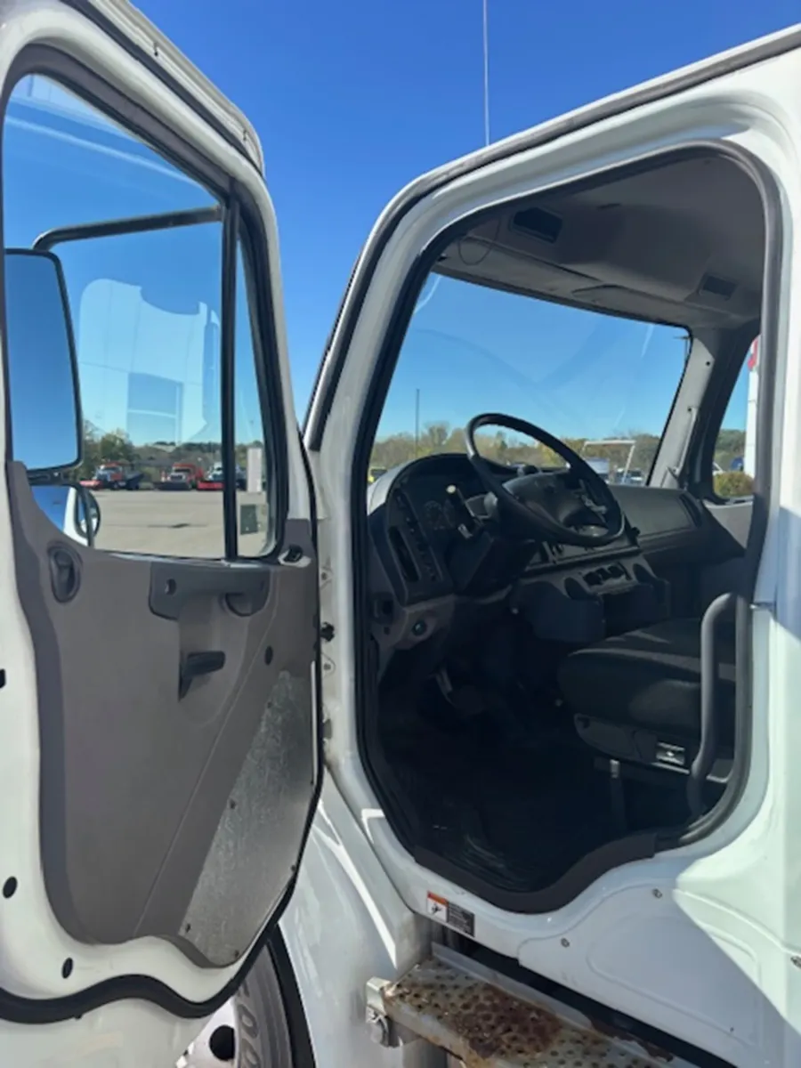 2019 Freightliner M2 106 | Photo 10 of 13