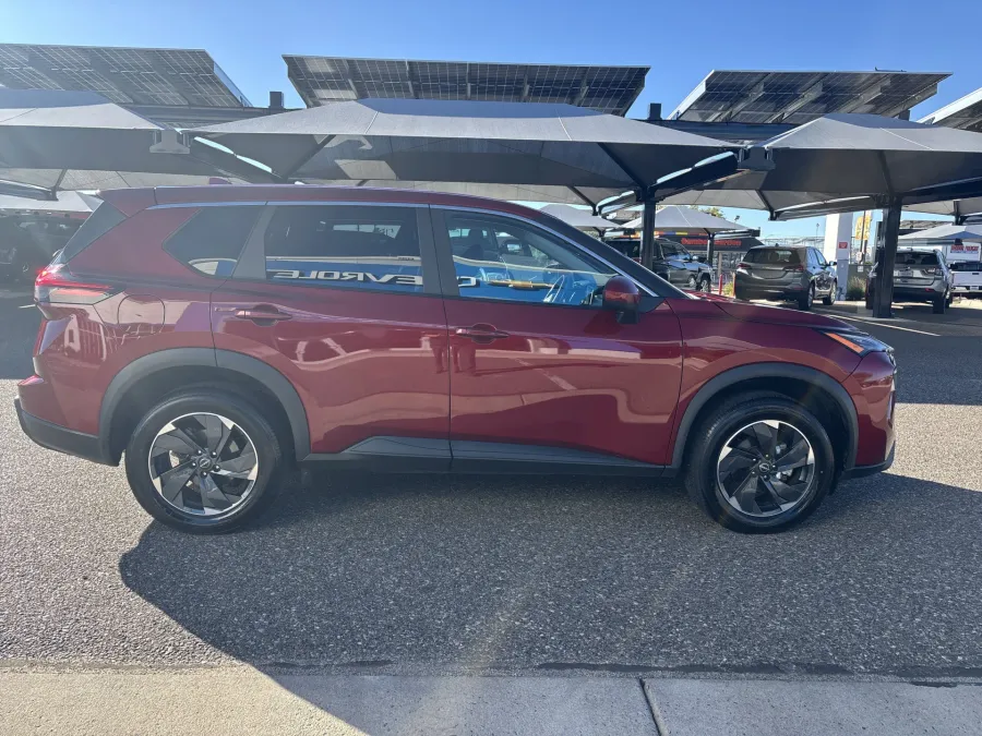 2024 Nissan Rogue SV | Photo 5 of 21