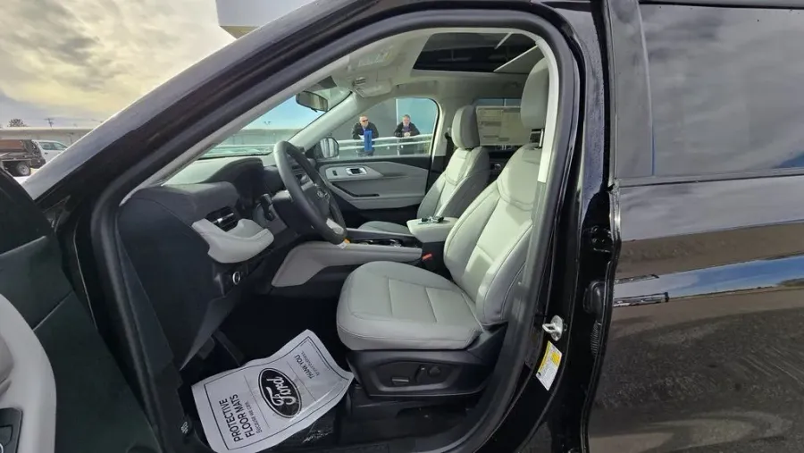 2026 Ford Explorer | Photo 15 of 32