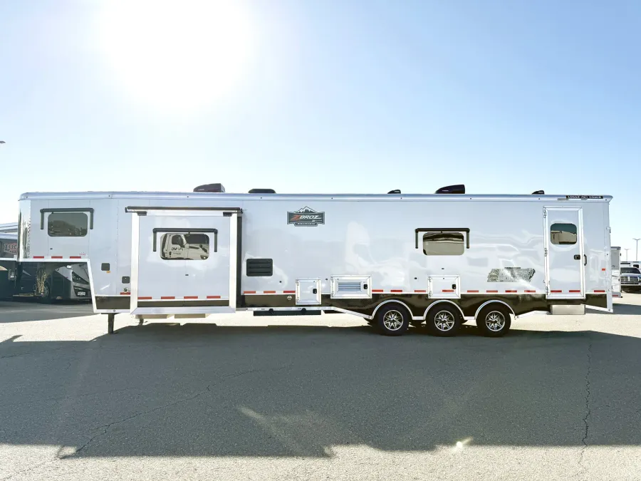 2025 Logan Coach Ultimate Sports Hauler | Photo 25 of 33