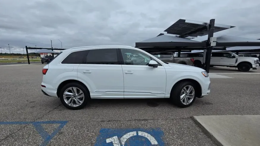 2023 Audi Q7 | Photo 4 of 34