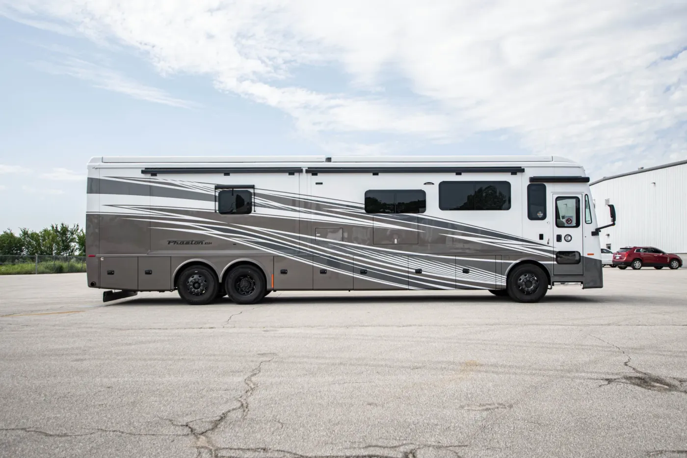 2026 Tiffin Phaeton 44OH | Photo 4 of 31