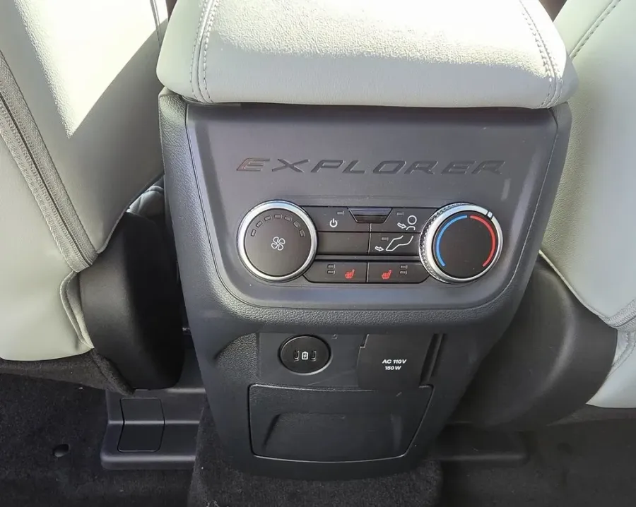 2025 Ford Explorer | Photo 34 of 35