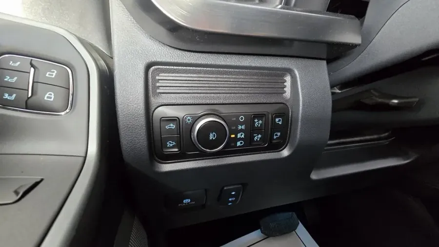 2026 Ford Super Duty F-250 | Photo 19 of 38