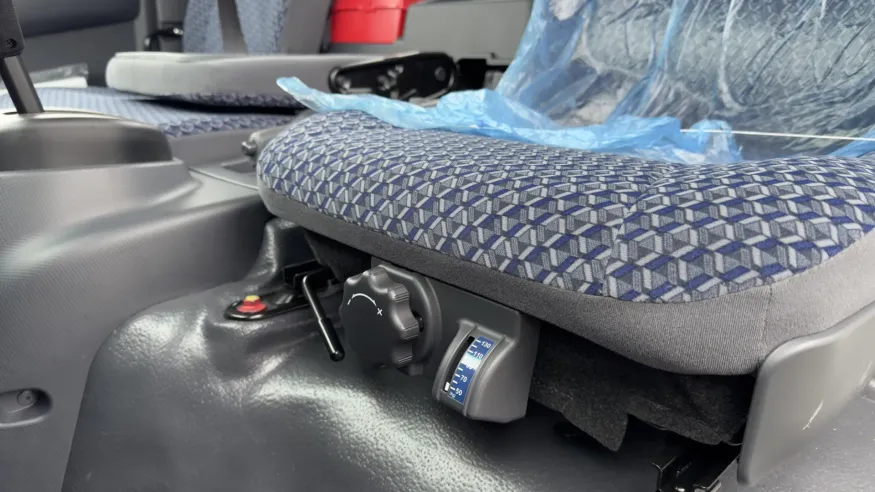 2025 Isuzu NRR GAS | Photo 13 of 21