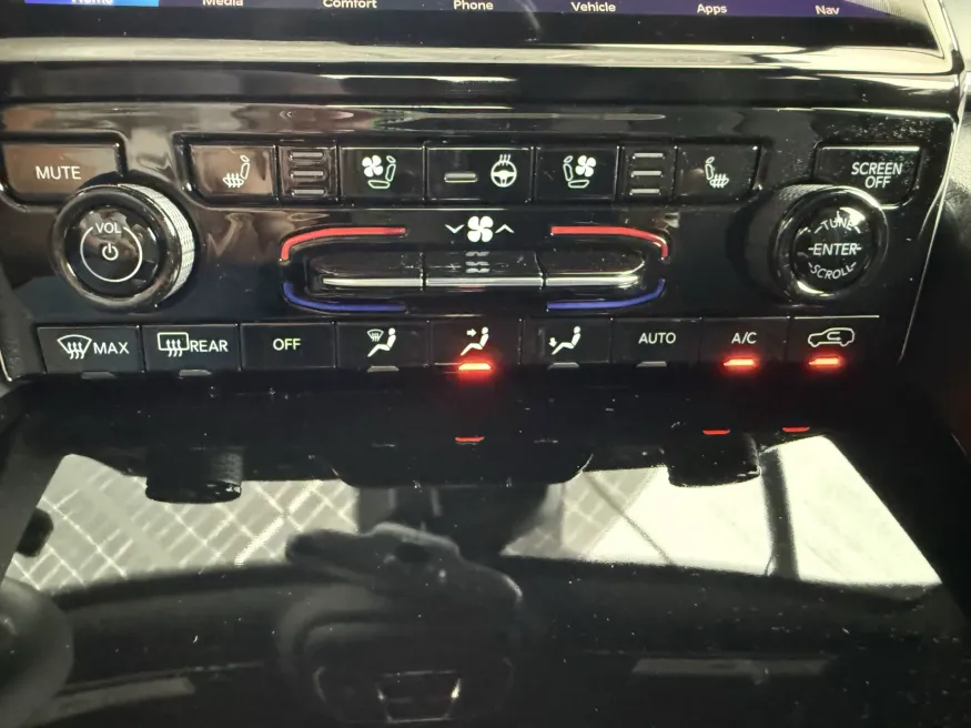 2025 Jeep Grand Cherokee Overland | Photo 16 of 19