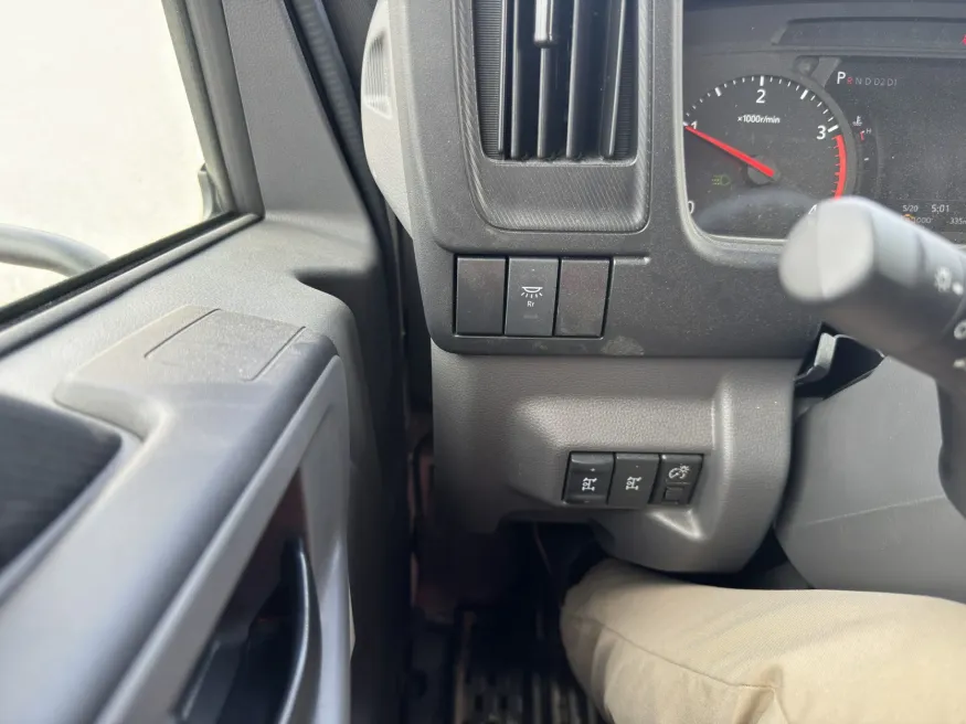 2025 Isuzu NRR | Photo 14 of 17