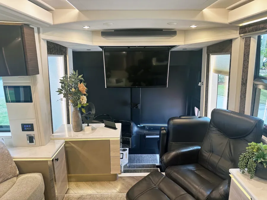 2023 Emerald Luxury Coaches Prevost H3-45 Triple Slide | Photo 13 of 41