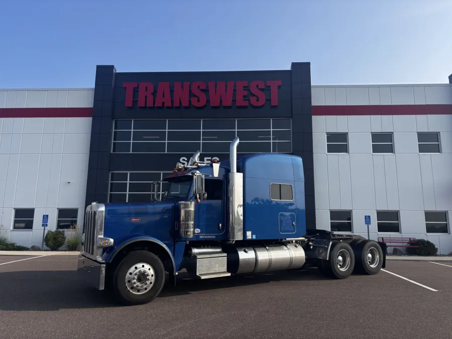 2022 Peterbilt 389 | Photo 1 of 18