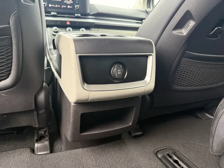 2024 Kia Carnival LX | Photo 14 of 21
