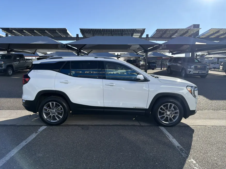 2024 GMC Terrain SLT | Photo 5 of 22