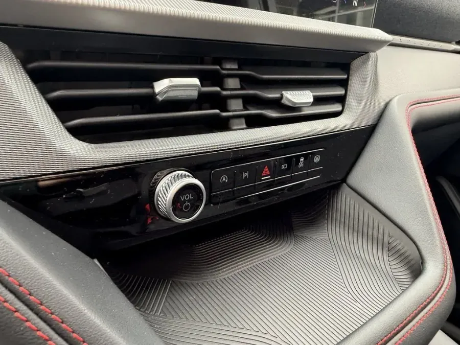 2026 Ford Explorer | Photo 21 of 29