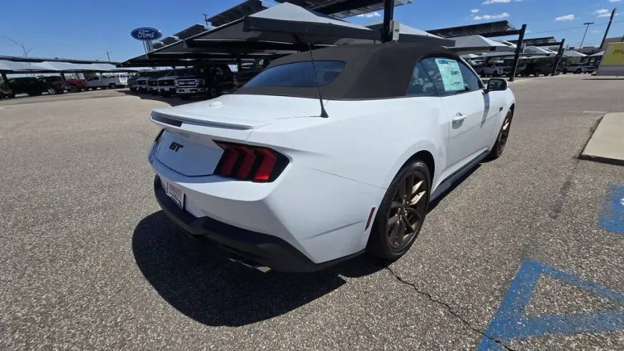 2025 Ford Mustang | Photo 5 of 31