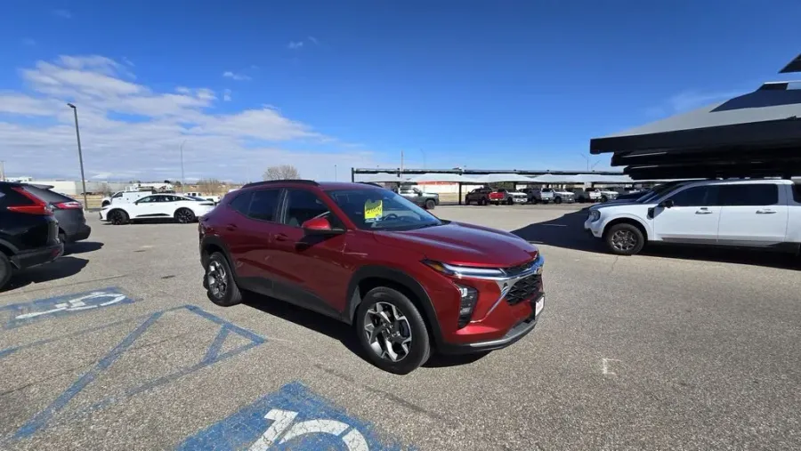 2025 Chevrolet Trax | Photo 3 of 27