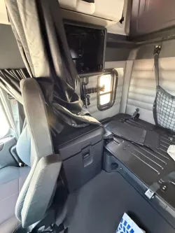 2023 Freightliner Cascadia | Thumbnail Photo 13 of 16