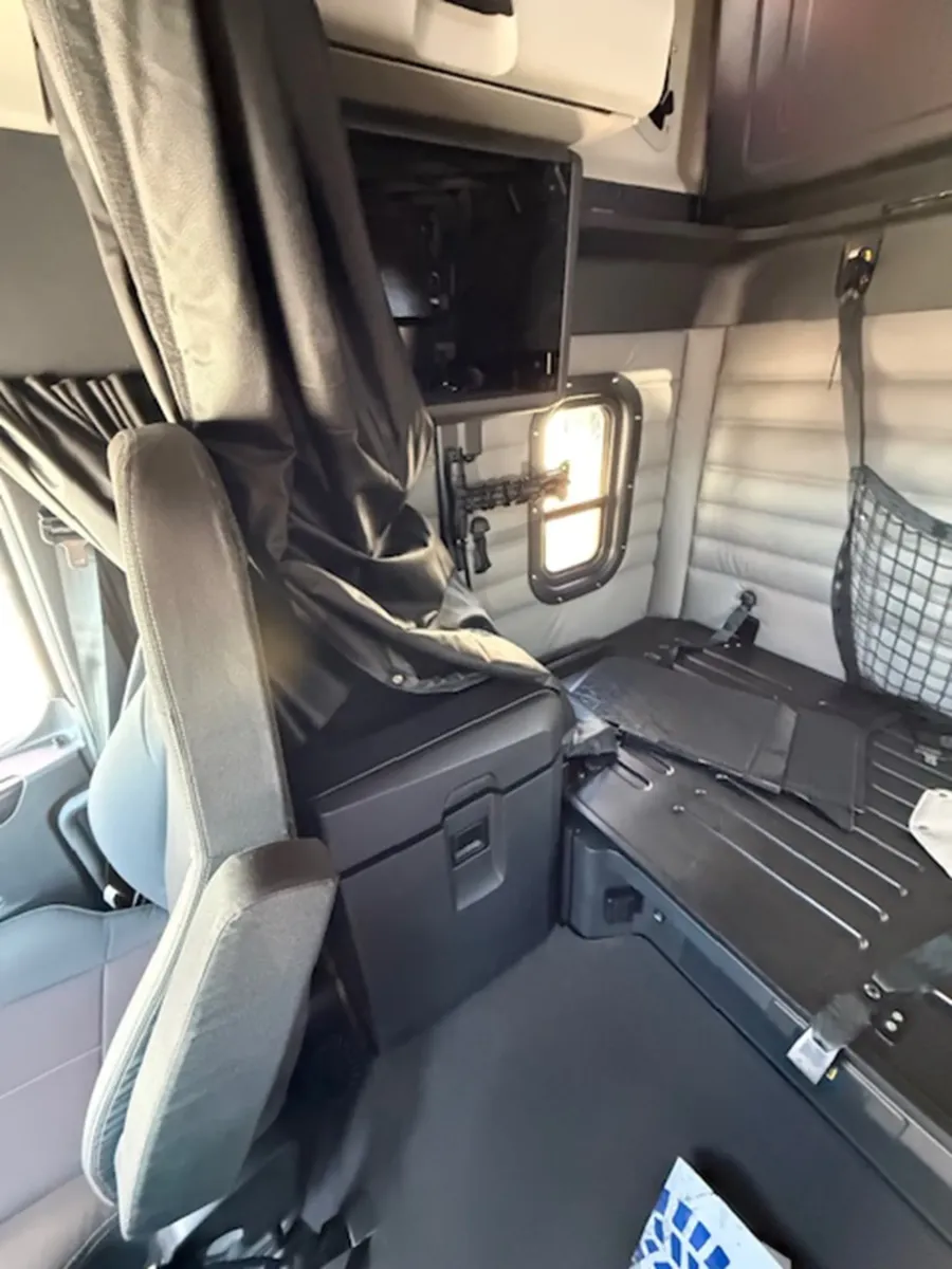 2023 Freightliner Cascadia | Photo 13 of 16