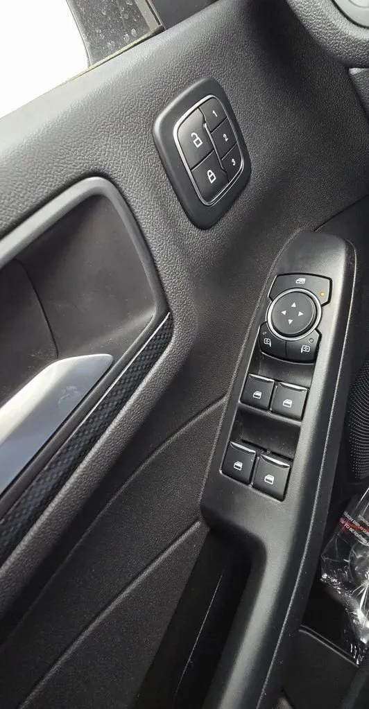 2026 Ford Escape Hybrid | Photo 13 of 32