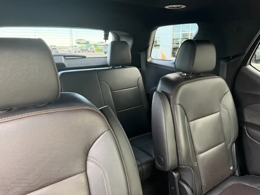 2023 Chevrolet Traverse High Country | Photo 11 of 22