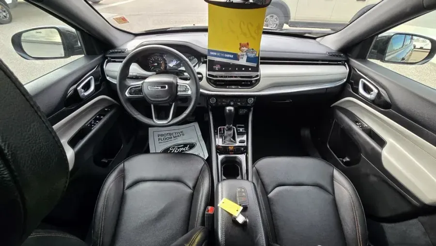 2024 Jeep Compass | Photo 25 of 29