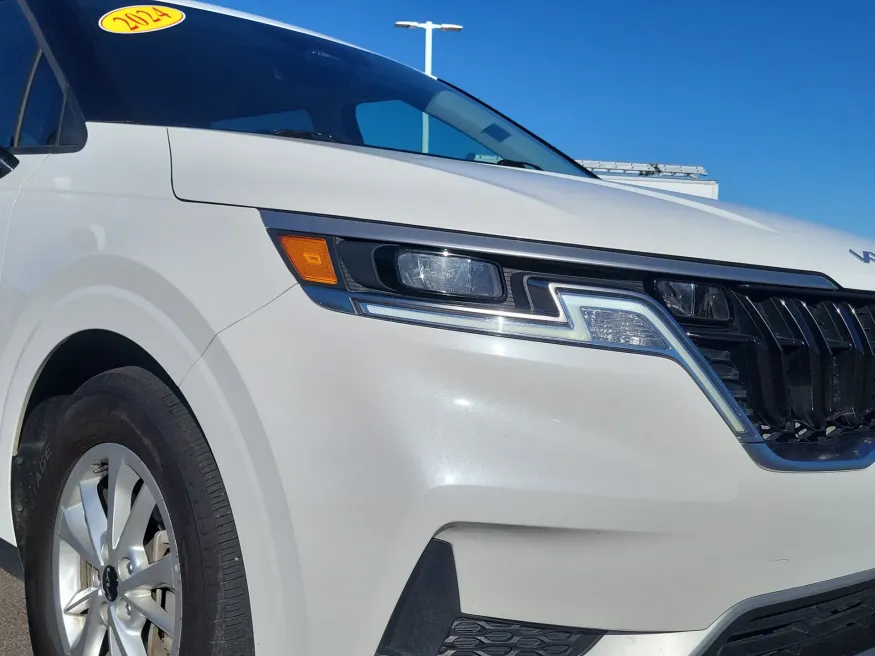 2024 Kia Carnival LX | Photo 4 of 22