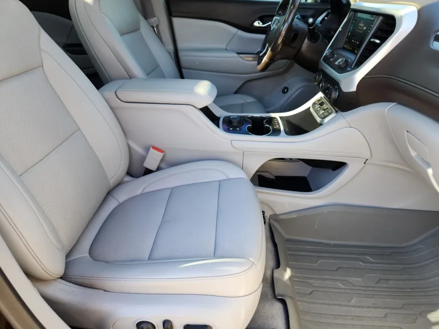 2021 GMC Acadia SLT | Photo 17 of 29