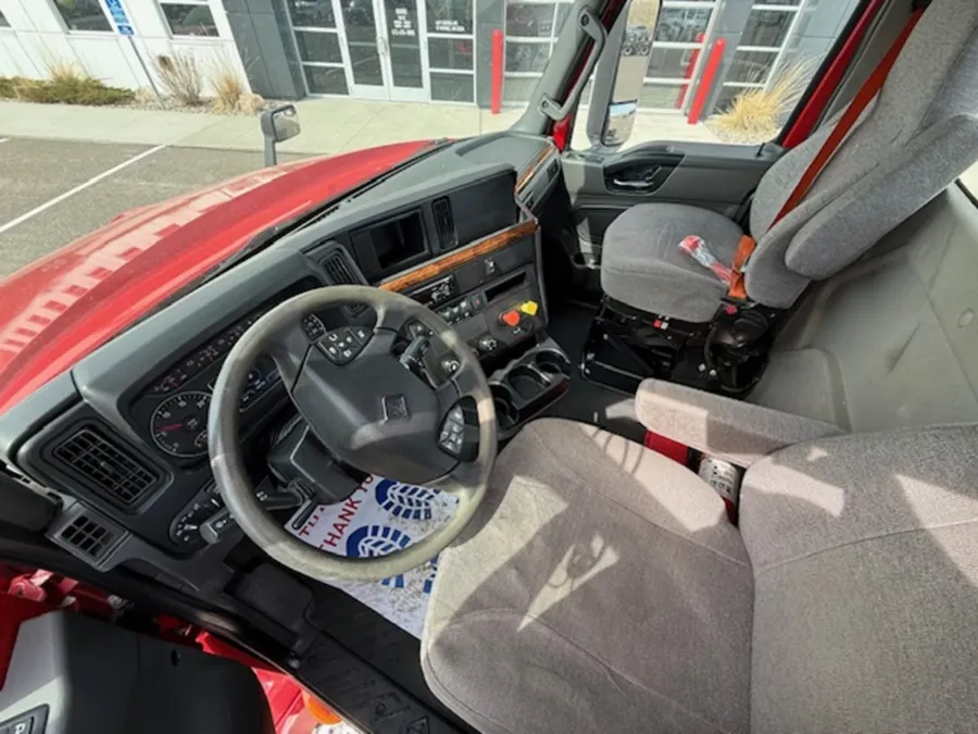 2018 International LT | Photo 11 of 11