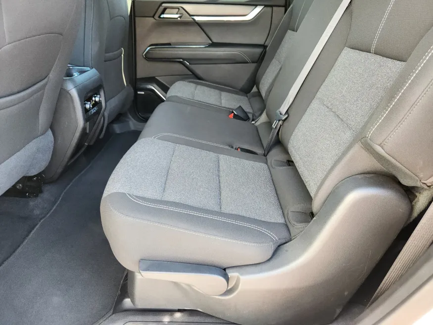 2025 GMC Acadia AWD Elevation | Photo 11 of 29