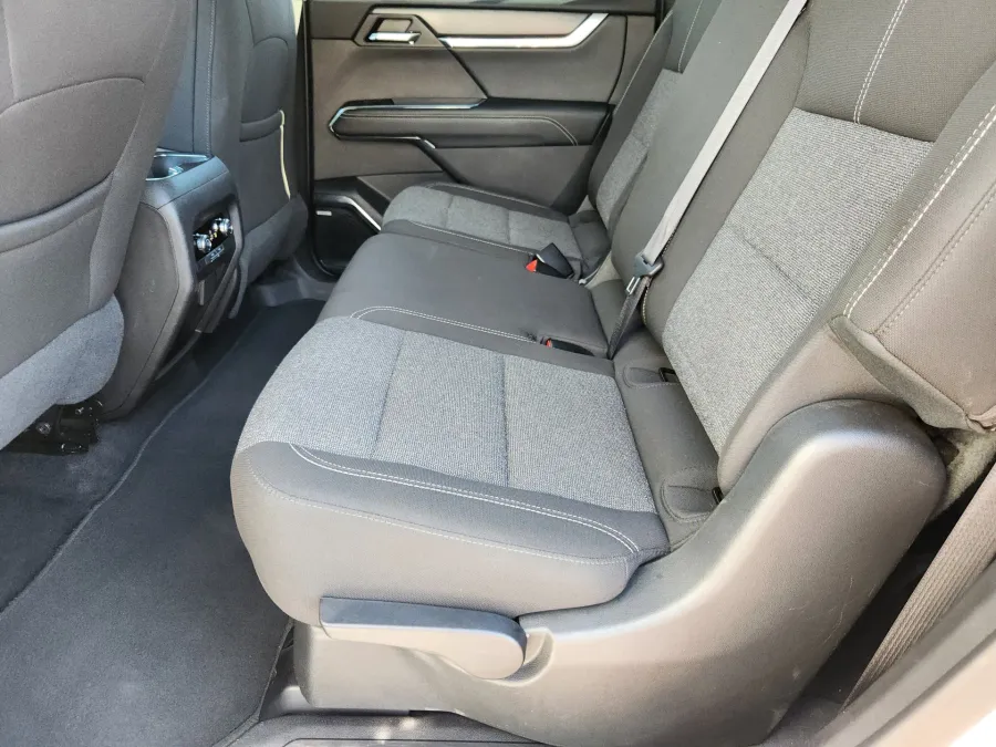 2025 GMC Acadia AWD Elevation | Photo 11 of 29