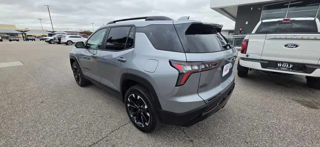 2025 Chevrolet Equinox | Photo 5 of 28