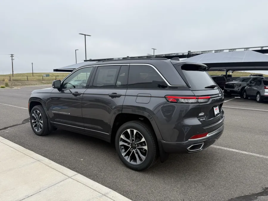 2025 Jeep Grand Cherokee Overland | Photo 5 of 19