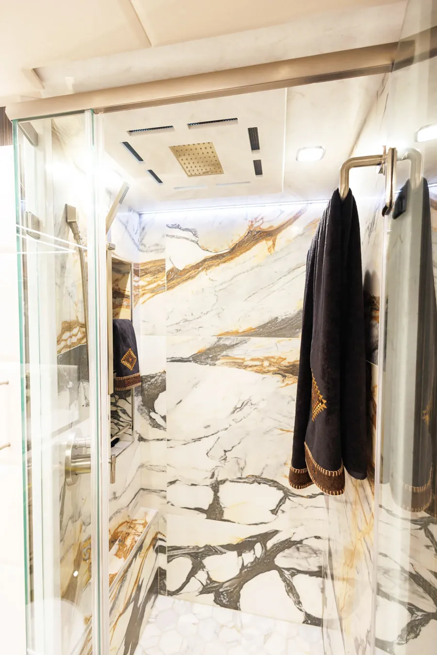 2027 Emerald Luxury Coaches Prevost H3-45 Quad Slide | Photo 18 of 33