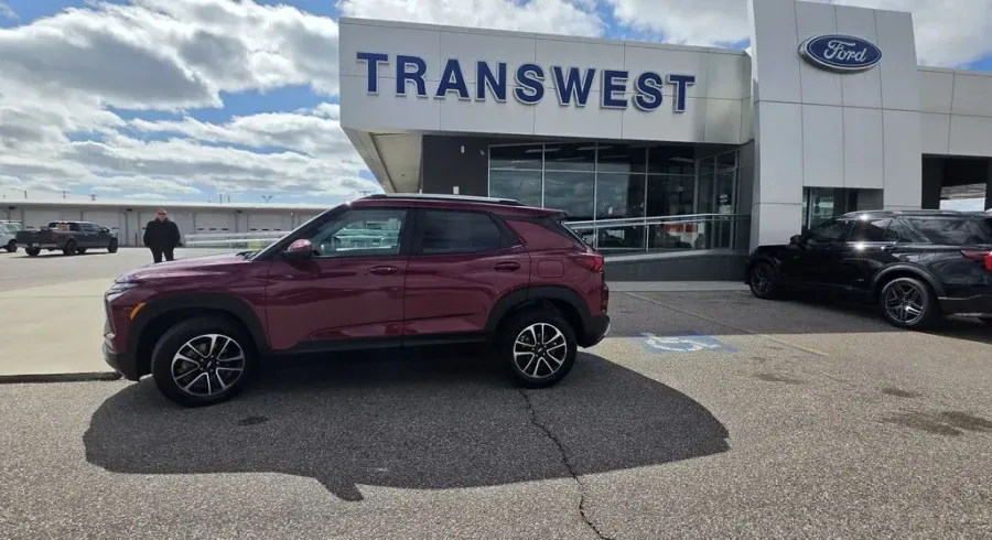 2024 Chevrolet Trailblazer | Photo 1 of 29