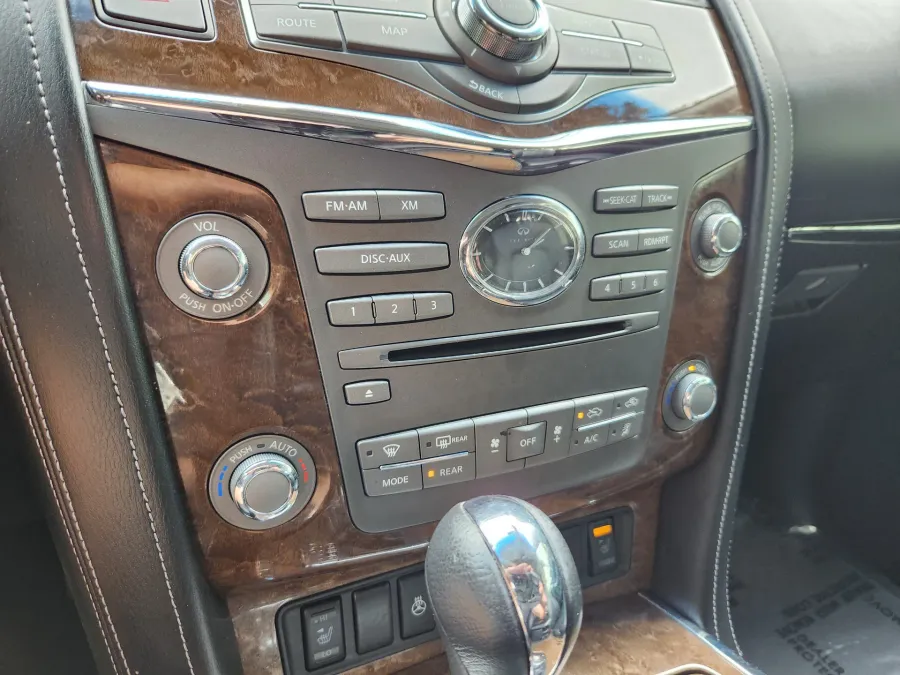 2017 Infiniti QX80 | Photo 28 of 33