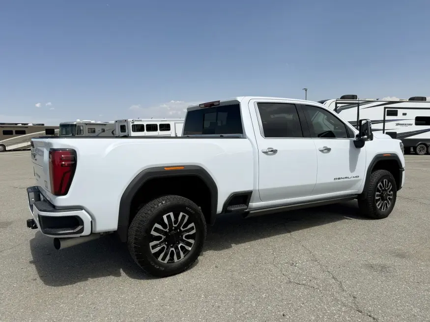 2026 GMC 2500 Denali Ultimate | Photo 16 of 23