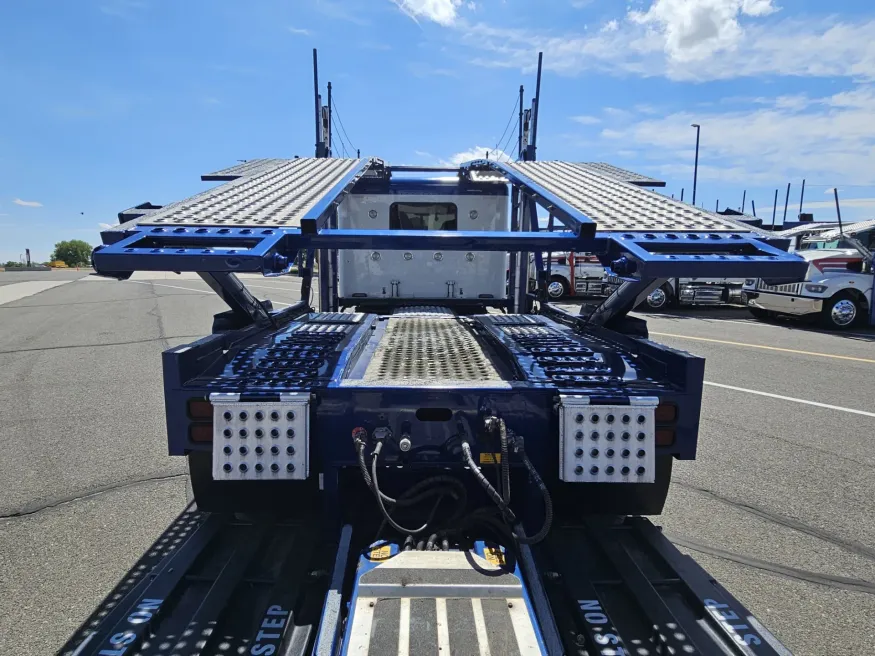 2023 Peterbilt 389 | Photo 6 of 34