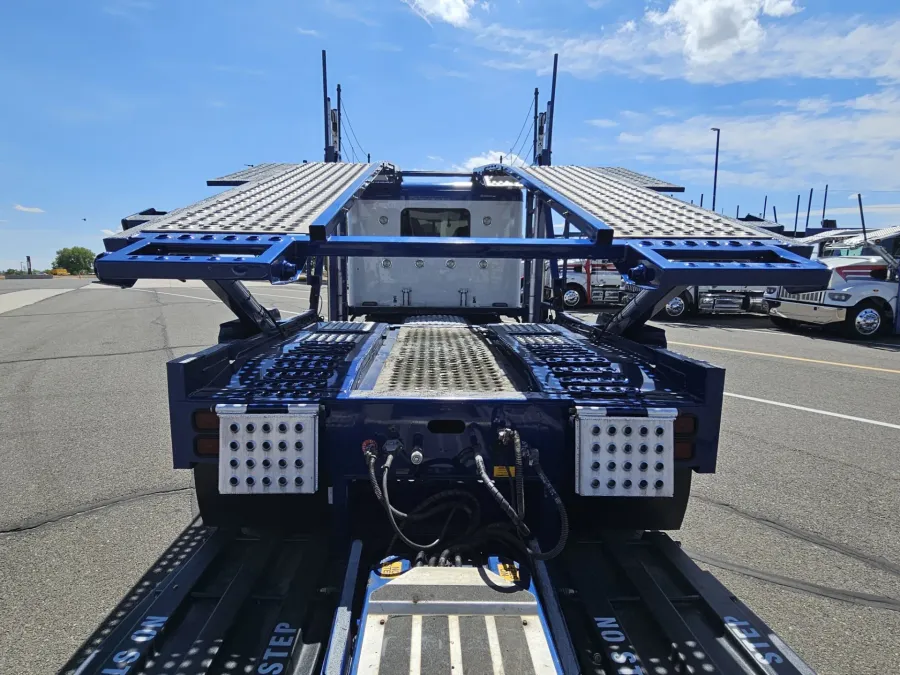 2023 Peterbilt 389 | Photo 6 of 34