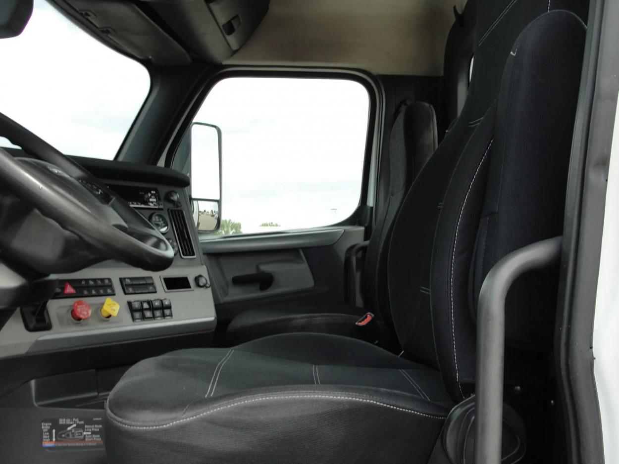2019 Freightliner Cascadia | Photo 9 of 11