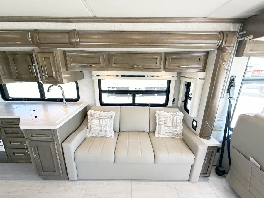 2027 Newmar Ventana 4345 | Photo 11 of 33