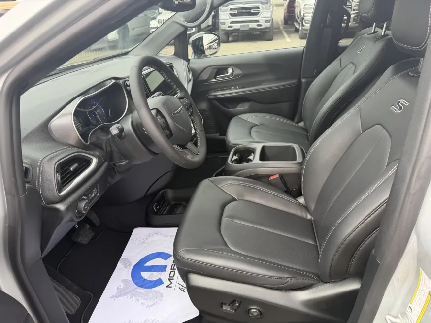 2026 Chrysler Pacifica Select | Photo 14 of 18